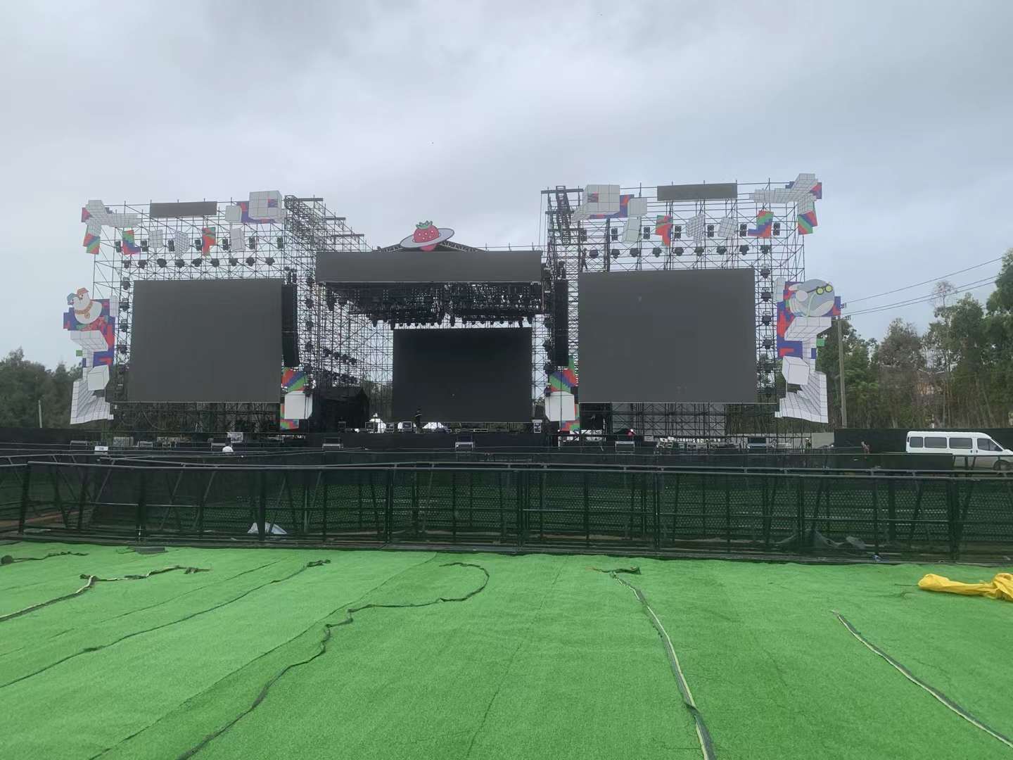 萬人盛況嗨翻天的泉州草莓音樂節舞臺搭建服務商1