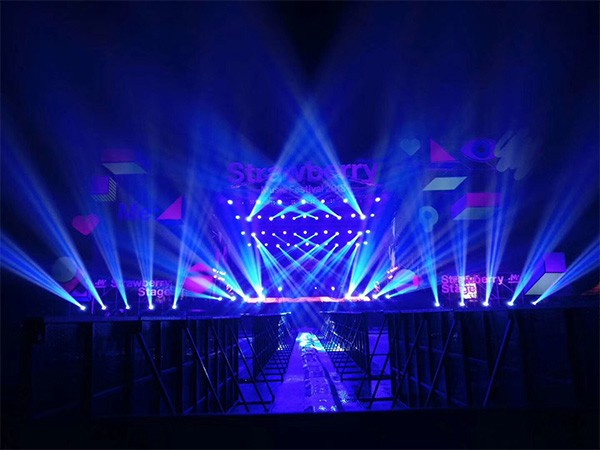 杭州濱江白馬湖會(huì)展中心草莓音樂節(jié)燈光設(shè)備租賃案例